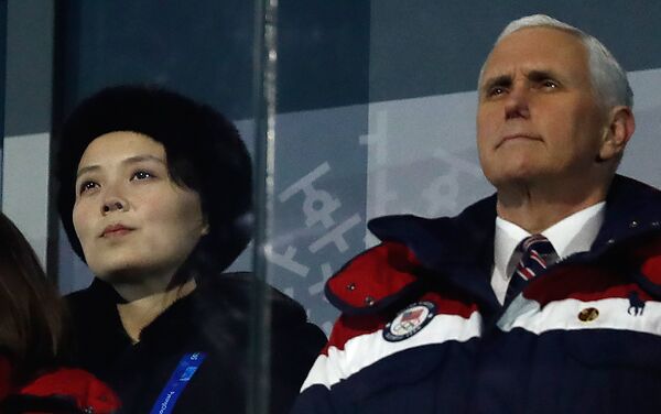 Kuzey Kore'yi yöneten Kim ailesinden Güney Kore'yi ziyaret eden ilk isim olan Kim Yo-jong ve Pence birbirleriyle hiçbir temas kurmadı. - Sputnik Türkiye