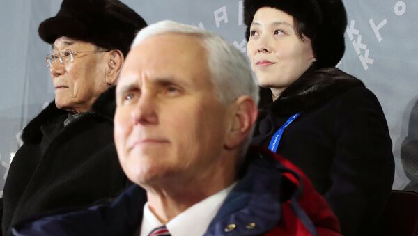 Önce ABD Başkan Yardımcısı Mike Pence, arkada Kuzey Kore'nin temsili Devlet Başkanı Kim Yong-nam ve Kuzey Kore lideri Kim Jong-un'un kızkardeşi Kim Yo-jong - Sputnik Türkiye