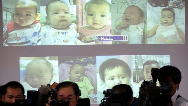 'Bebek fabrikası' lakabıyla anılan Japonya'dan 28 yaşındaki zengin işadamı Mitsutoki Shigeta'nın, spermlerini verdiği Tayland'daki taşıyıcı anneler tarafından dünyaya getirilen bebekler üzerinde babalık hakları olduğu kabul edildi. - Sputnik Türkiye