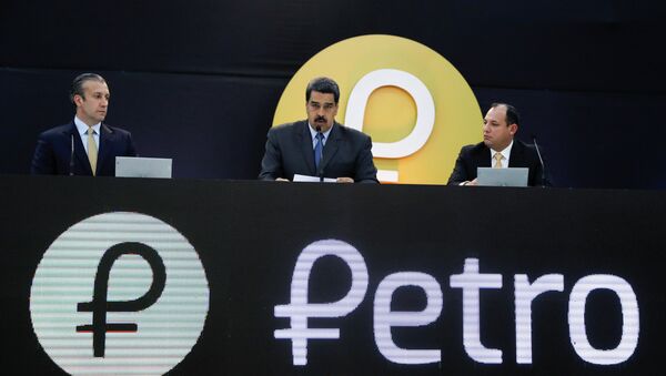 Dünyanın keşfedilmiş en büyük petrol rezervlerine sahip olmasına rağmen ABD'nin ticari yaptırımları nedeniyle zor günler yaşayan Venezüella dünyanın ilk devlet destekli kripto para birimi 'Petro'nun satışına başladı. Ülkedeki petrol, doğalgaz, altın ve mücevher rezervlerinin desteklediği kripto paranın 20 saat süren ön satışının ilk gününde 38.4 milyon adet Petro satıldığı açıklandı. Petro'nun tanıtımını yapan Devlet Başkanı Maduro ön satışın ilk gününde 735 milyon dolarlık meblağa varan 'satın alma teklifi' aldıklarını söyledi. Ancak Maduro yatırımcılar konusunda ayrıntılı bilgi vermedi. - Sputnik Türkiye