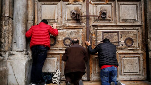 Kudüs-Kutsal Kabir Kilisesi kapısı önündeki ibadetçiler - Sputnik Türkiye