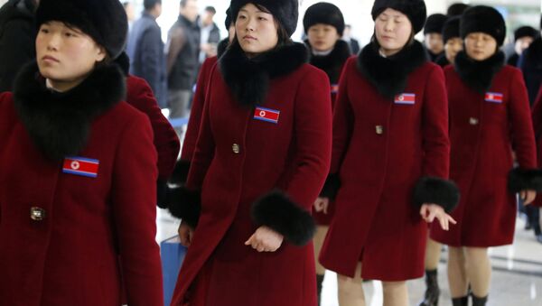 Kuzey Koreli Olimpik atletler PyeongChang Kış Olimpiyatları'nın ardından eve dönüş yolunda - Sputnik Türkiye
