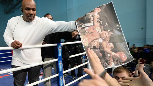 Boxer Mike Tyson during an open boxing master class at the DIVS palace of team sports, Ekaterinburg - Sputnik Türkiye