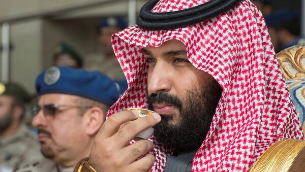 Suudi Veliaht Prensi Muhammed bin Selman (MbS) kahve içiyor Riyad askeri akademi mezuniyet töreni - Sputnik Türkiye