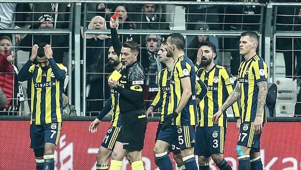 Beşiktaş-Fenerbahçe maçında Alper Potuk kırmızı kart gördü - Sputnik Türkiye