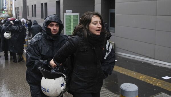 Ankara'da polis 8 Mart Dünya Kadınlar Günü nedeniyle izinsiz gösteri yapmak isteyenlere müdahalede bulundu. - Sputnik Türkiye