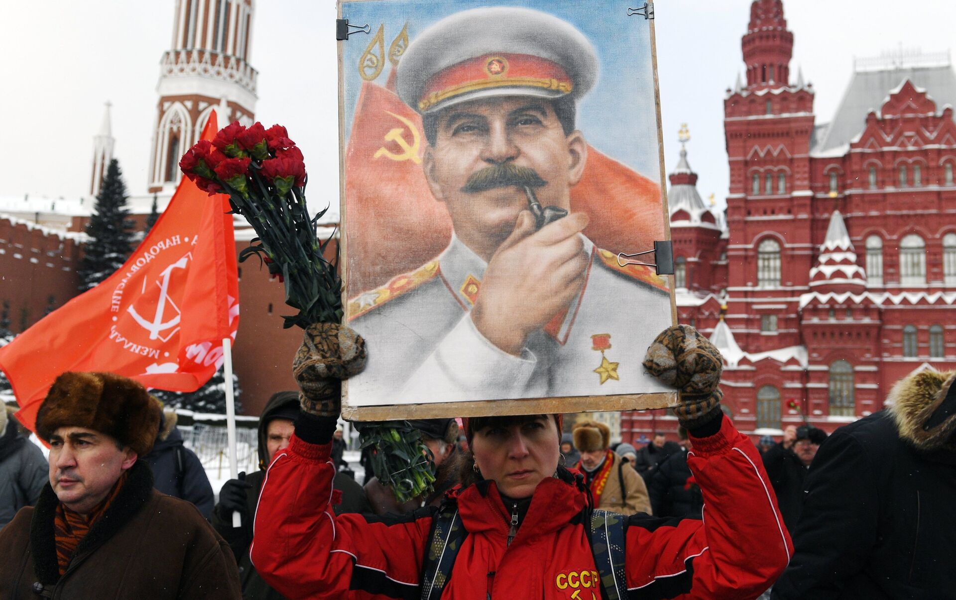 9 мая сталин. Победа и Сталин. Зюганов с портретом Сталина. Культ личности картинки.