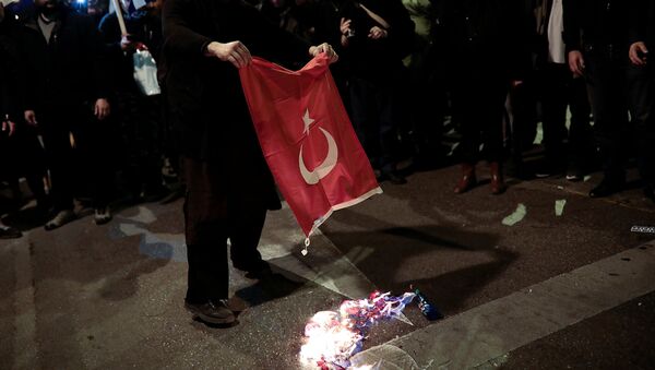 Yunanistan'da Türk bayrağı yakıldı - Sputnik Türkiye