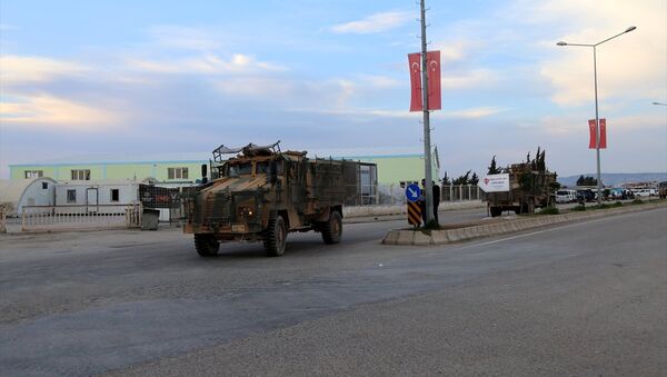 Afrin sınırındaki Kilis'e obüs ve zırhlı araç sevkiyatı - Sputnik Türkiye