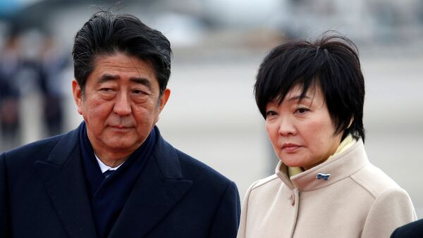 Japonya Başbakanı Şinzo Abe, eşi Akie - Sputnik Türkiye