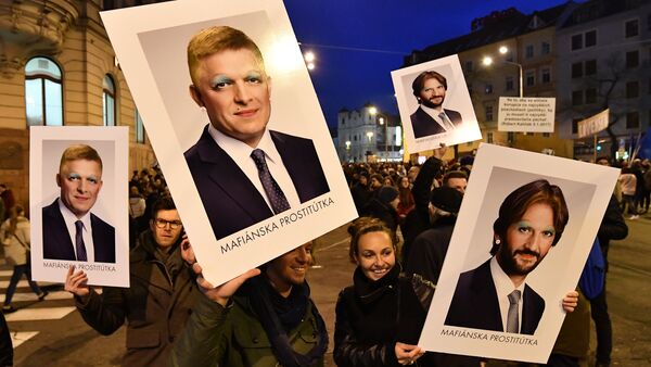 Slovakya, Bratislava, Başbakan Robert Fico, İçişleri Bakanı Robert Kalinak posterleriyle yolsuzluk karşıtı protesto, gazeteci Jan Kuciak-nişanlısı Martina Kusnirova cinayetlerinin ardından - Sputnik Türkiye
