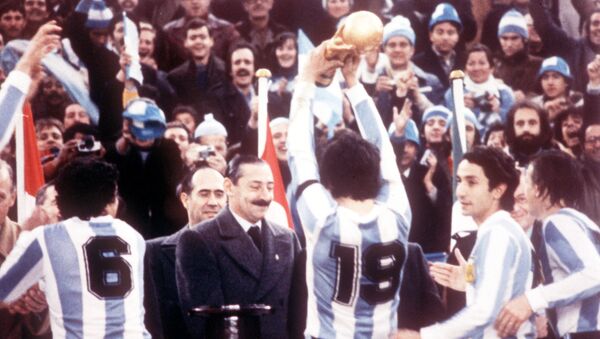 Arjantin 1978 FIFA Dünya Kupası, cunta lideri Jorge Rafael Videla başta kaptan Daniel Passarella (No 19) Arjantin milli takım futbolcularına Dünya Kupası'nı veriyor, River Plate Stadium, Buenos Aires, 25 Haziran 1978. - Sputnik Türkiye