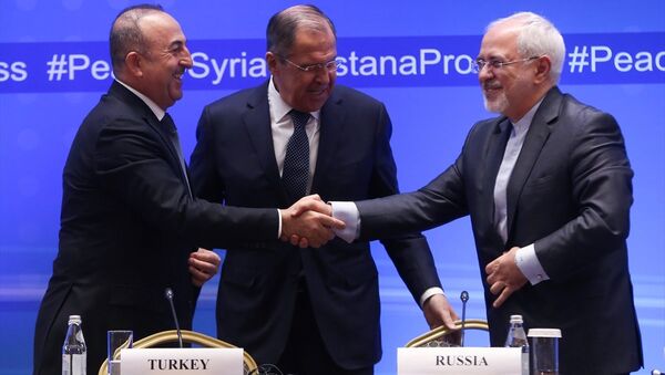Türkiye-Rusya-İran Dışişleri Bakanları Kazakistan’da, Suriye konulu 9. Astana toplantısına katıldı. Toplantıya katılan Dışişleri Bakanı Mevlüt Çavuşoğlu (solda), Rusya Dışişleri Bakanı Sergey Lavrov (ortada) ve İran Dışişleri Bakanı Cevad Zarif (sağda) ortak basın toplantısı düzenledi. - Sputnik Türkiye