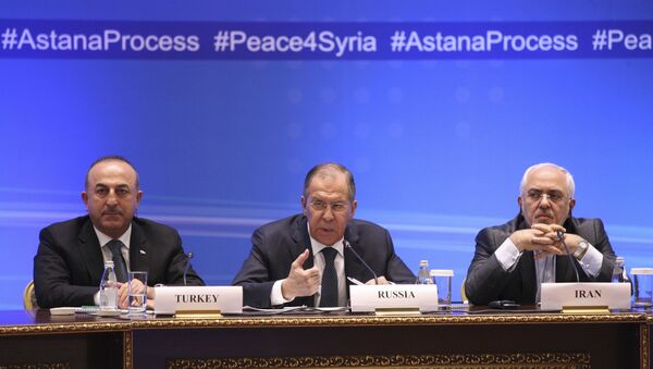 Rusya Dışişleri Bakanı Sergey Lavrov, Türk mevkidaşı Mevlüt Çavuşoğlu ve İranlı mevkidaşı Muhammed Cevad Zarif - Sputnik Türkiye