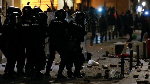 Madrid'de polisin sokakta motosikletle kovaladığı Senegalli satıcı kalp krizi geçirerek öldü. Göçmenlerle polis arasında şiddetli çatışmalar çıktı. - Sputnik Türkiye