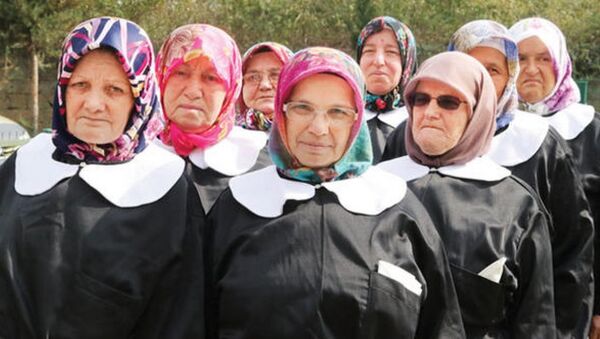 Samsun'da 60 yaş üzeri 8 kadın, siyah önlük beyaz yakalarla okuma yazma kursuna gidiyor - Sputnik Türkiye
