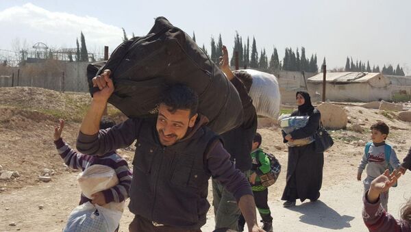 Residents leave the territory of Eastern Ghouta - Sputnik Türkiye