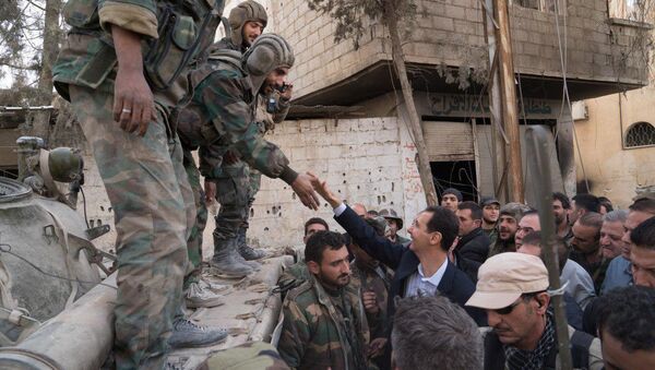 Suriye Devlet Başkanı Beşar Esad Doğu Guta'da Suriyeli askerlerle buluştu - Sputnik Türkiye