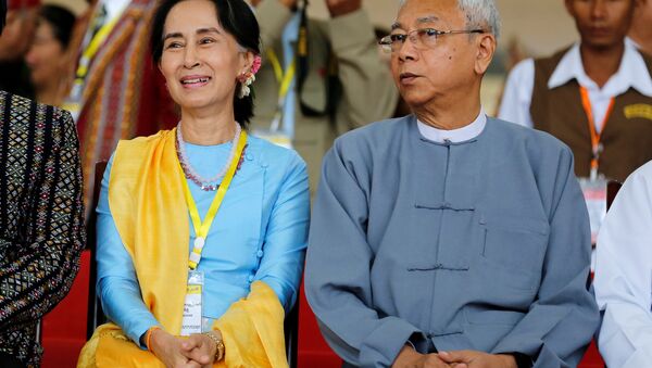 Myanmar Devlet Danışmanı Aung San Suu Kyi ve Devlet Başkanı Htin Kyaw - Sputnik Türkiye