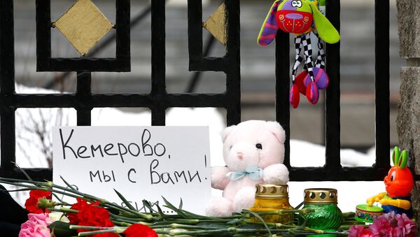 Belarus'un başkenti Minsk'teki Rusya Büyükelçiliği önüne AVM yangınında ölenleri anmak için bırakılan çiçek ve oyuncaklar - Sputnik Türkiye