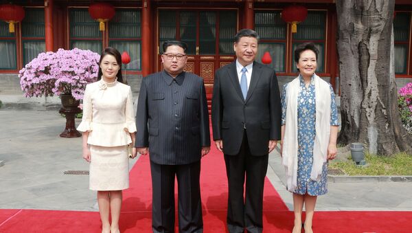 Çin'in resmi haber ajansı Şinhua'ya göre Kim, eşi Ri Sol-ju ile birlikte 25-28 Mart arası Çin lideri Şi Cinping'in daveti üzerine resmi bir ziyaret gerçekleştirdi. Kim, Ri, Şi ve Şi'nin eşi Peng Liyuan kameralara poz verdi. - Sputnik Türkiye