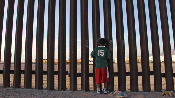 ABD-Meksika sınırı, Ciudad Juarez'deki duvarda Meksikalı çocuk - Sputnik Türkiye