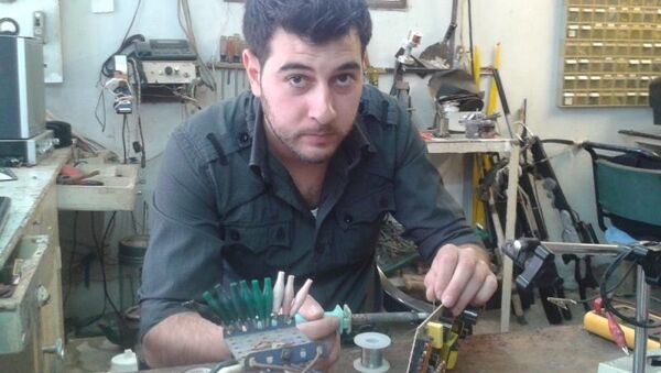 Elektromanyetik indüksiyon prensibiyle çalışan tüfek icat eden Suriyeli Asad Haddad - Sputnik Türkiye