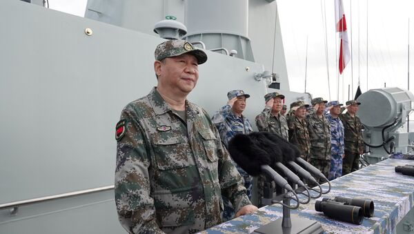 Çin Merkezi Televizyonu'nun (CCTV) haberine göre, Şi, Çin Komünist Partisi (ÇKP) Merkezi Askeri Komitesi Genel Sekreteri ve Merkezi Askeri Komisyon Başkanı olarak Başkomutan sıfatıyla, Güney Çin Denizi'nde yapılan donanma geçit töreninde Liaoning uçak gemisinin yanı sıra 48 savaş gemisi ve deniz altı, 76 savaş uçağı ve 10.000'den fazla bahriyeliyi selamladı. - Sputnik Türkiye