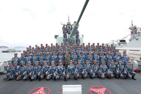 ÇHKO'nun kuruluşundan itibaren günümüze kadar en büyük askeri deniz geçit töreni olarak duyurulan etkinlikte askerlerle birlikte yemek de yiyen Çin Devlet Başkanı Şi'nin askeri kamuflaj giymesi dikkat çekti. Törende, deniz kuvvetlerine ÇKP'ye sarsılmaz sadakatlarını sunmaları çağrısında bulunan Şi,'güçlü bir donanma kurmaya ihtiyacın hiçbir zaman bugünden daha acil olmadığını' kaydederek, ÇHKO'nun deniz kuvvetlerini geliştirmek, modern deniz savaş sistemleri inşa etmek ve çeşitli askeri görevlerde kapasitesini güçlendirmek için çalışması gerektiğini ifade etti. - Sputnik Türkiye