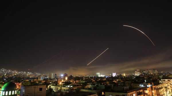 Suriye'nin başkenti Şam'a yönelik ABD öncülüğündeki saldırılar nedeniyle Suriye hava savunmasının aktive edlidiği bildirildi. - Sputnik Türkiye