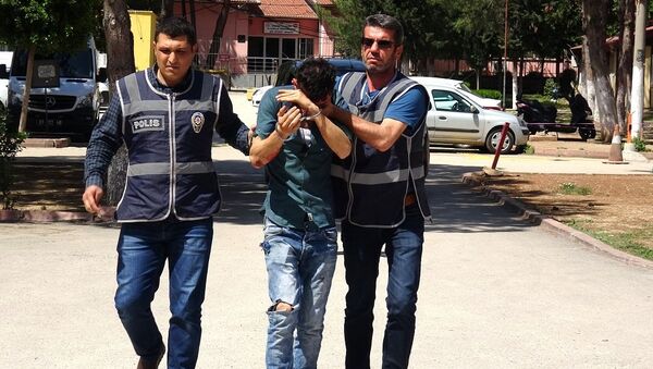 Savcı olduğunu söyleyerek, 2 arkadaşını gözaltına aldırdı - Sputnik Türkiye