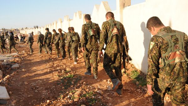 Menbiç Askeri Meclisi Genel Komutanı Ebu Adıl, kentin IŞİD'in elinden alınmasından sonra YPG ve DSG'nin resmi bir şekilde Fırat'ın doğusuna geri çekildiklerini savundu. - Sputnik Türkiye