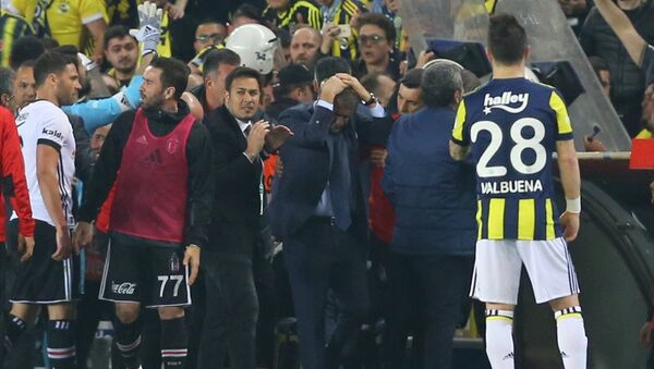 Fenerbahçe-Beşiktaş derbisinde Şenol Güneş yaralandı - Sputnik Türkiye