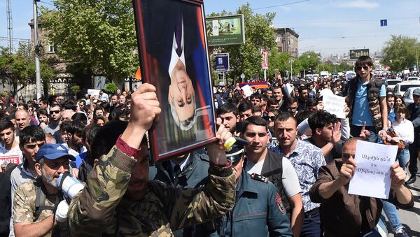 Ermenistan'ın başkenti Erivan'da Serj Sarkisyan'a karşı protesto, 19 Nisan 2018 - Sputnik Türkiye