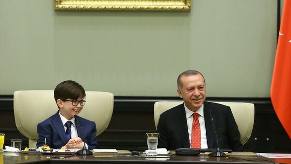 Cumhurbaşkanı Recep Tayyip Erdoğan, 23 Nisan dolayısıyla koltuğunu devretti - Sputnik Türkiye