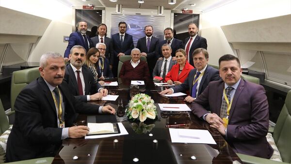 Başbakan Binali Yıldırım, İspanya'daki temaslarının ardından yurda dönerken uçakta gazetecilerle sohbet etti. - Sputnik Türkiye