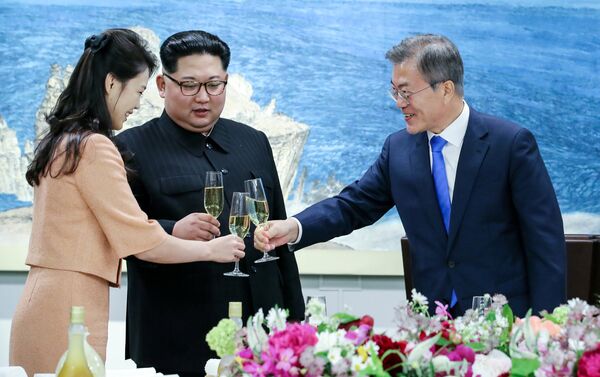 Akşam yemeğinde bir araya gelen Güney Kore lideri Moon ve Kuzey Kore lideri Kim eşleri ile birlikte kadeh kaldırdı - Sputnik Türkiye
