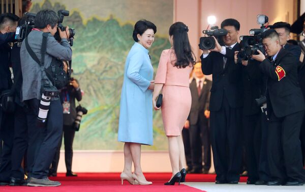 Kuzey Kore lideri Kim'in eşi Ri Sol Ju ve Güney Kore lideri Moon'un eşi Kim Jung-suk akşam yemeğinde samimi şekilde görüntülendi - Sputnik Türkiye