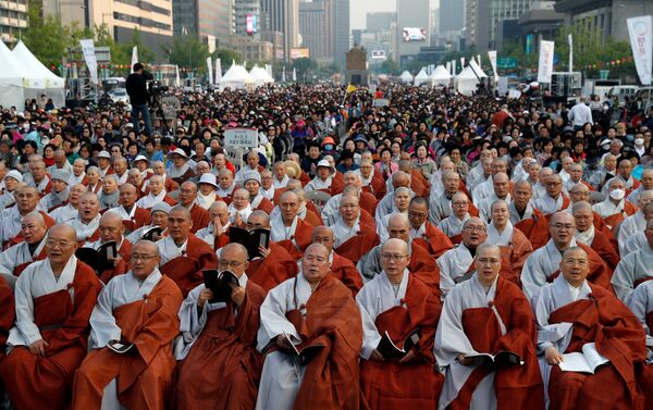 Seul'de toplanan yüzlerce Budist rahip ve Budist zirvenin iyi geçmesi için topluca dua etti - Sputnik Türkiye