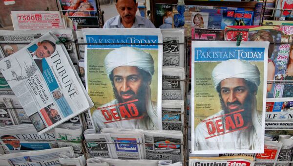 3 Mayıs 2011'de Kaide lideri Usame bin Ladin'in öldürüldüğü haberi Pakistan gazetelerinin manşetlerinde - Sputnik Türkiye