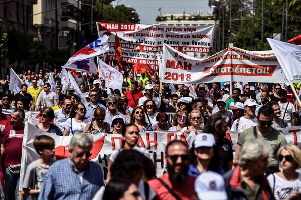 Polis Komünist Parti'nin organize ettiği 1 Mayıs eylemine en az 7.000 kişinin katıldığını açıklarken, göstericiler parlamento önünden ABD Büyükelçiliği'ne yürüdü. Selanik'te de dört adet 1 Mayıs gösterisi bekleniyor. - Sputnik Türkiye