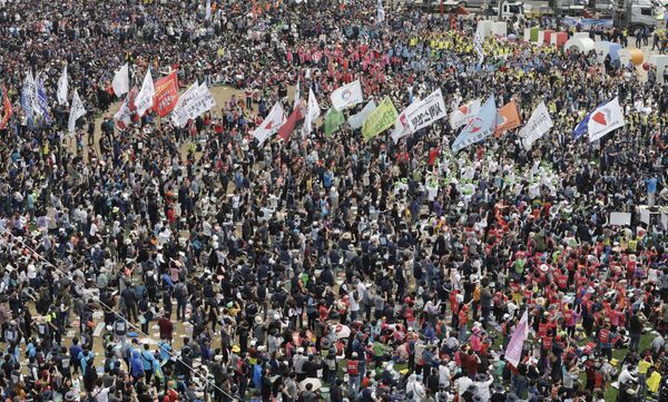 Güney Kore'de de binlerce sendika üyesi başkent Seul'de 1 Mayıs eylemine katıldı.   Katılımcıların  hükümete yönelik temel talepleri arasında saatlik asgari ücretin 10.000 won'a yani yaklaşık 9 buçuk dolara yükseltmesi de vardı. Polis rakamlarına göre gösteriye yaklaşık 10.000 kişi katıldı. - Sputnik Türkiye