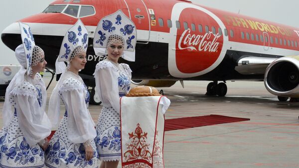 Dünya Kupası Vladivostok'ta dostluğu temsil eden Rus geleneği çerçevesinde ekmek ve tuz ikram edilerek ve su takıyla karşılandı. - Sputnik Türkiye