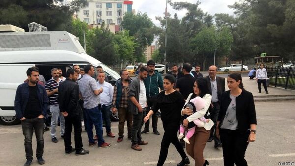 20 Nisan’da 6 aylık kızıyla Diyarbakır E Tipi Cezaevi’ne giren öğretmen Ayşe Çelik - Sputnik Türkiye