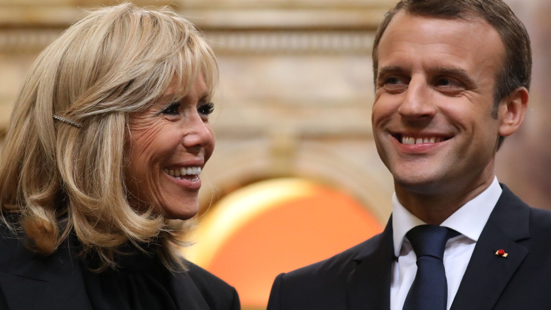 Fransa Cumhurbaşkanı Emmanuel Macron ile kendisinden 24 yaş büyük eşi Brigitte Macron - Sputnik Türkiye, 1920, 20.11.2023