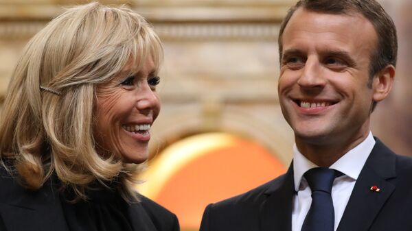 Fransa Cumhurbaşkanı Emmanuel Macron ile kendisinden 24 yaş büyük eşi Brigitte Macron - Sputnik Türkiye