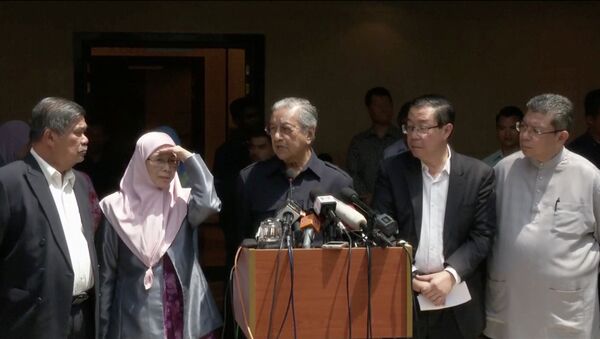 Yeniden başbakan seçilip yemin ederek göreve başlayan Mahathir Muhammed, Muhammed Sabu, Wan Azizah Wan İsmail ve Lim Guan Eng ile basın toplantısı düzenledi. - Sputnik Türkiye