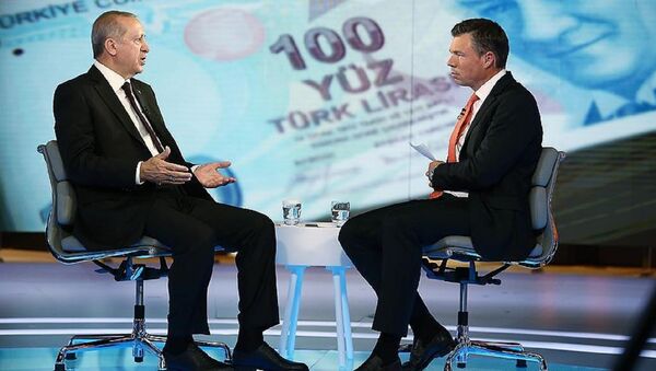 Cumhurbaşkanı Recep Tayyip Erdoğan Londra'da Bloomberg'te Guy Johnson'ın sorularını yanıtladı. - Sputnik Türkiye