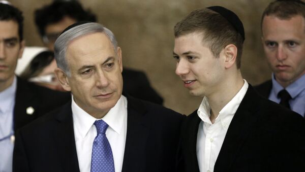 Israeli Prime Minister Benjamin Netanyahu (L) and his son Yair visit, on March 18, 2015, the Wailing Wall in Jerusalem following his party Likud's victory in Israel's general election - Sputnik Türkiye