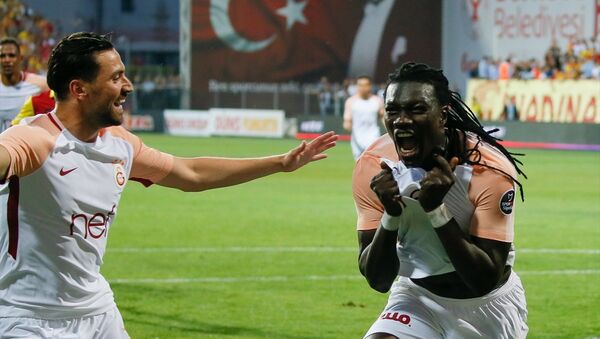 Bafetimbi Gomis'in gol sonrası sevinci - Sputnik Türkiye